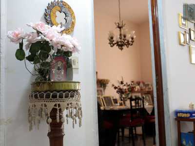 C'� persino un merletto circolare che adorna una colonnina di legno sormontata da un'icona religiosa e alcuni fiori...